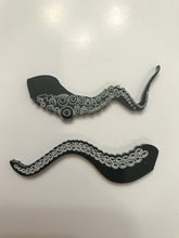 Load image into Gallery viewer, Arkham Horror The Card Game Token Arrows. Location Markers Move Markers Cthulhu Tokens